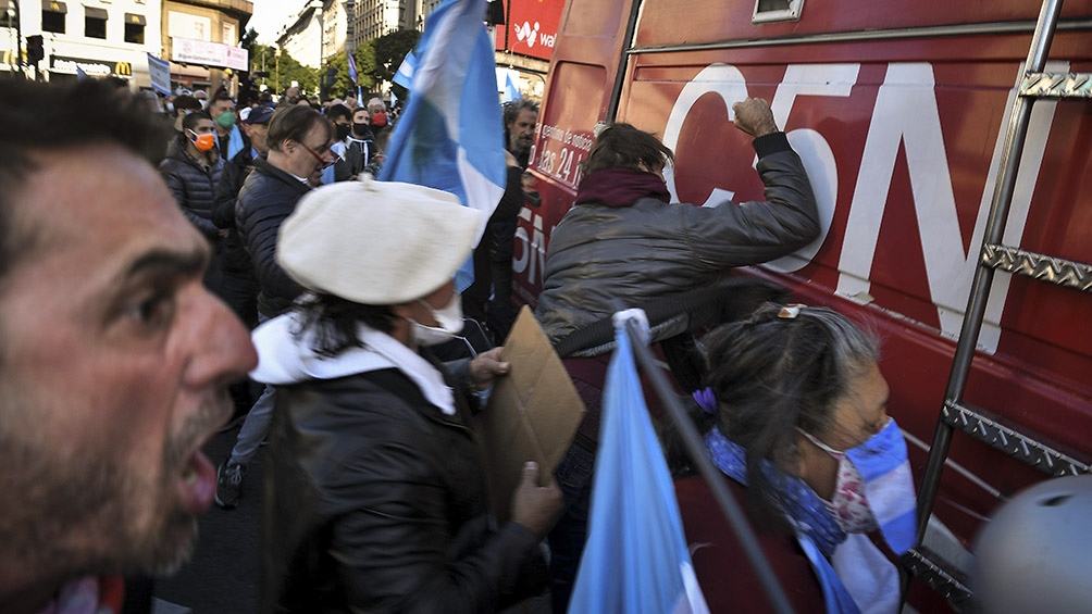 Un móvil de C5N fue atacado por manifestantes autoconvocados en el Obelisco