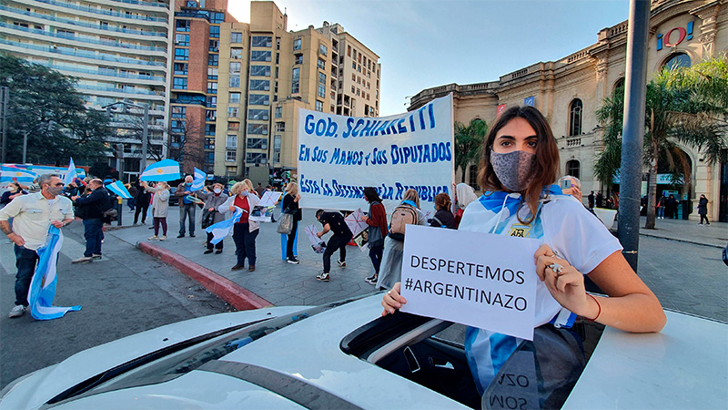 Banderazo en contra de la cuarentena en Paraná