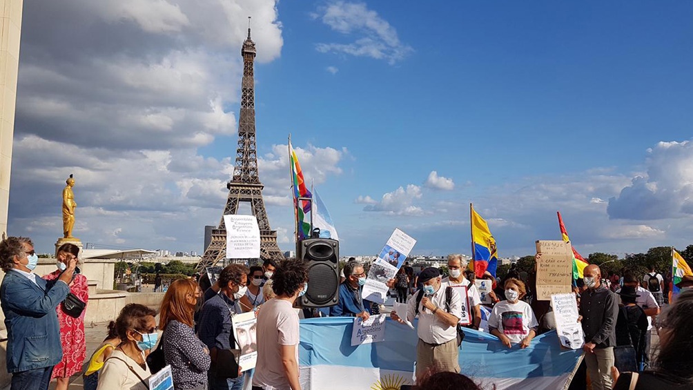 Argentinos residentes en Francia repudian la presencia de Macri en París