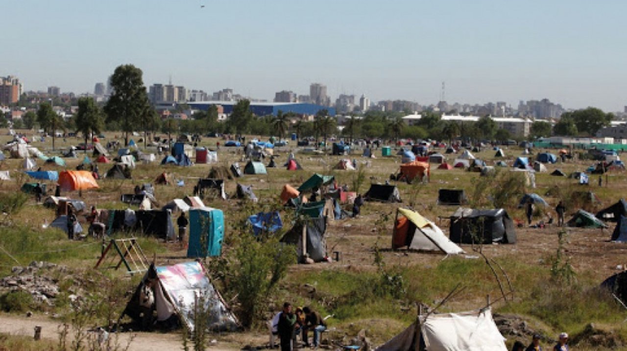 El Gobierno rechazó la toma de tierras y remarcó las carencias habitacionales