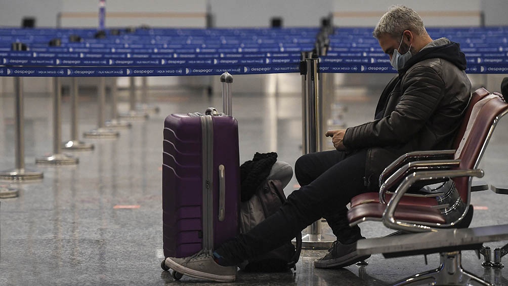 Migraciones: podrán ingresar al país extranjeros que sean parientes directos de argentinos