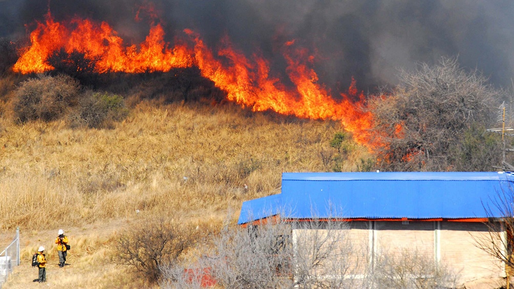 Córdoba: el fuego ya arraso con montes, casas y cabañas