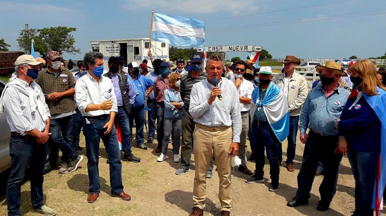 El ex-ministro Etchevehere organizó una protesta con productores frente a la vivienda de su hermana