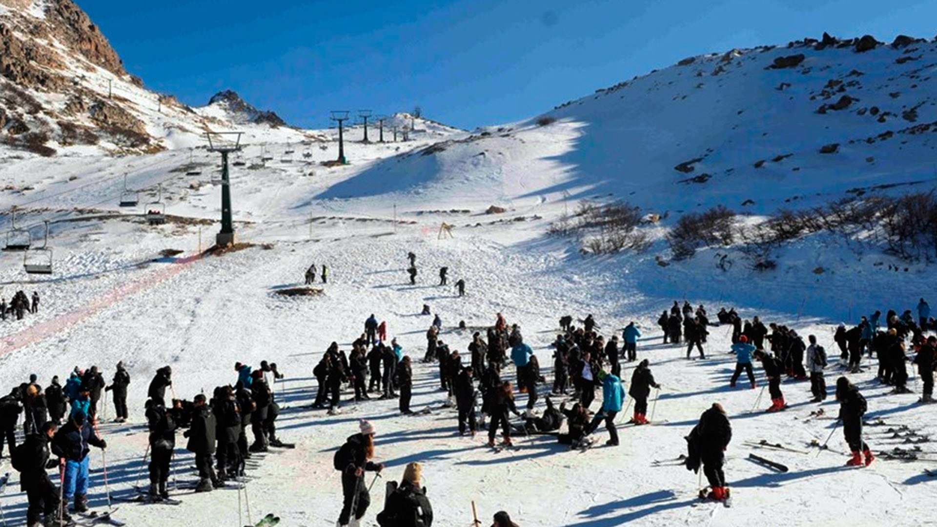 Fueron de viaje de egresados a Bariloche y casi 30 volvieron con coronavirus