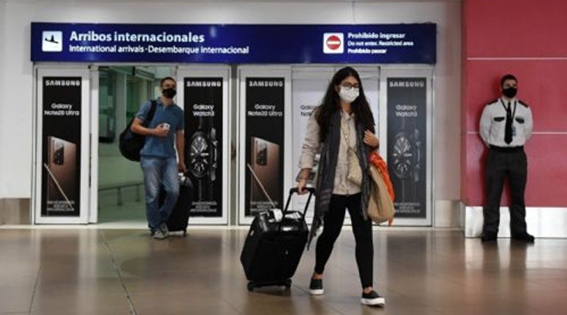 Las personas vacunadas con ambas dosis que viajen por trabajo no deberán hacer cuarentena al regresar al país