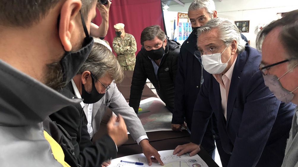 El Presidente sobrevoló las zonas afectadas por los incendios en Chubut y anunció ayuda para la región