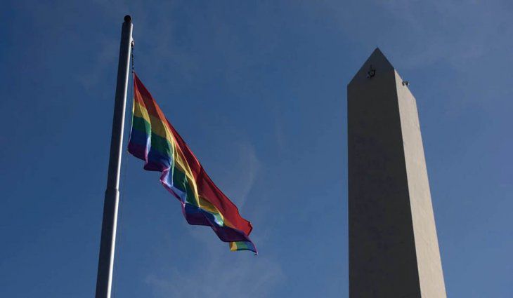 CABA: izaron la bandera del orgullo LGBT junto al Obelisco