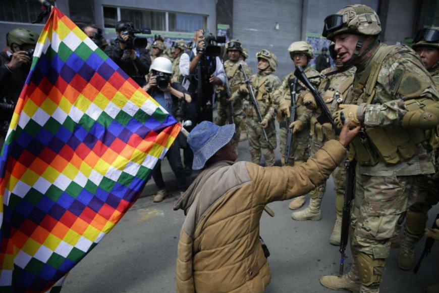 Bolivia: la Policía encontró el presunto armamento enviado por el Gobierno de Macri