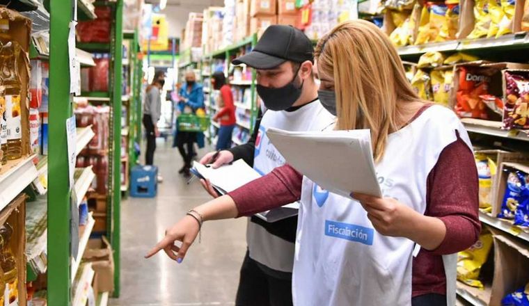 El Gobierno convocó por decreto a gobernadores e intendentes a controlar los precios