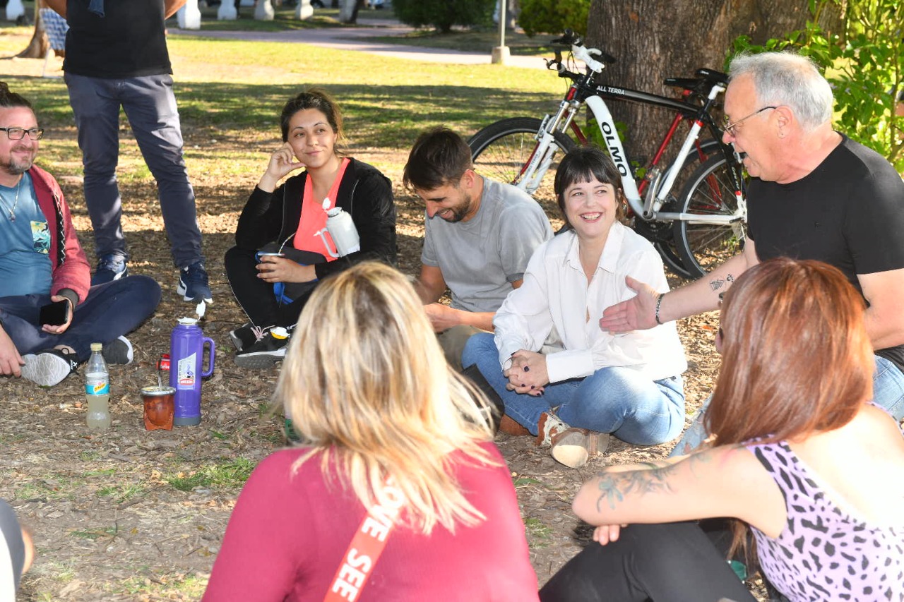 Candidata: reunida en la plaza, junto a representantes de la cultura