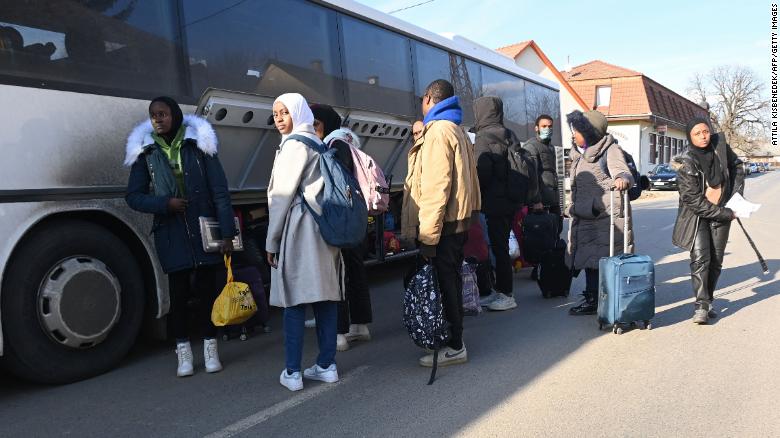 Denuncian racismo en la frontera de Ucrania: africanos aseguran haber sido retenidos y puestos al final de la fila para salir del país