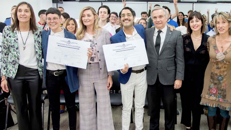 Se entregaron los primeros diplomas no binarios