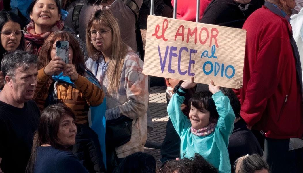 Aunque me fuercen, nunca yo voy a decir, que todo tiempo por pasado fue mejor, mañana es mejor