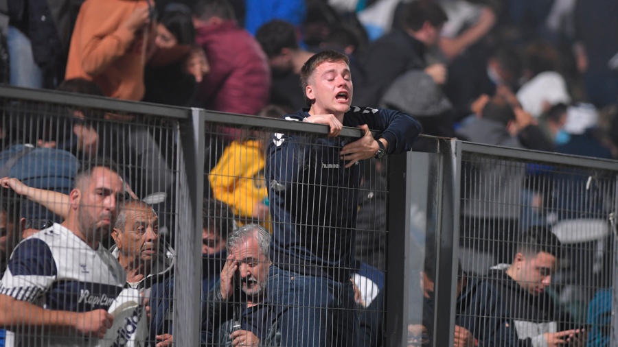 Represión policial en un partido de Gimnasia-Boca deja cientos de heridos y un muerto