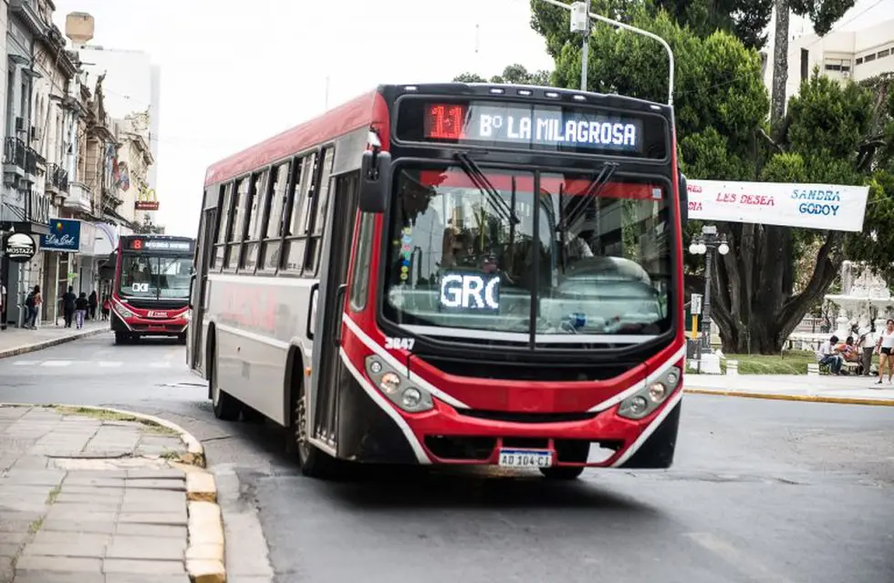 Desde hoy, los colectivos urbanos dejararían de circular en horario nocturno