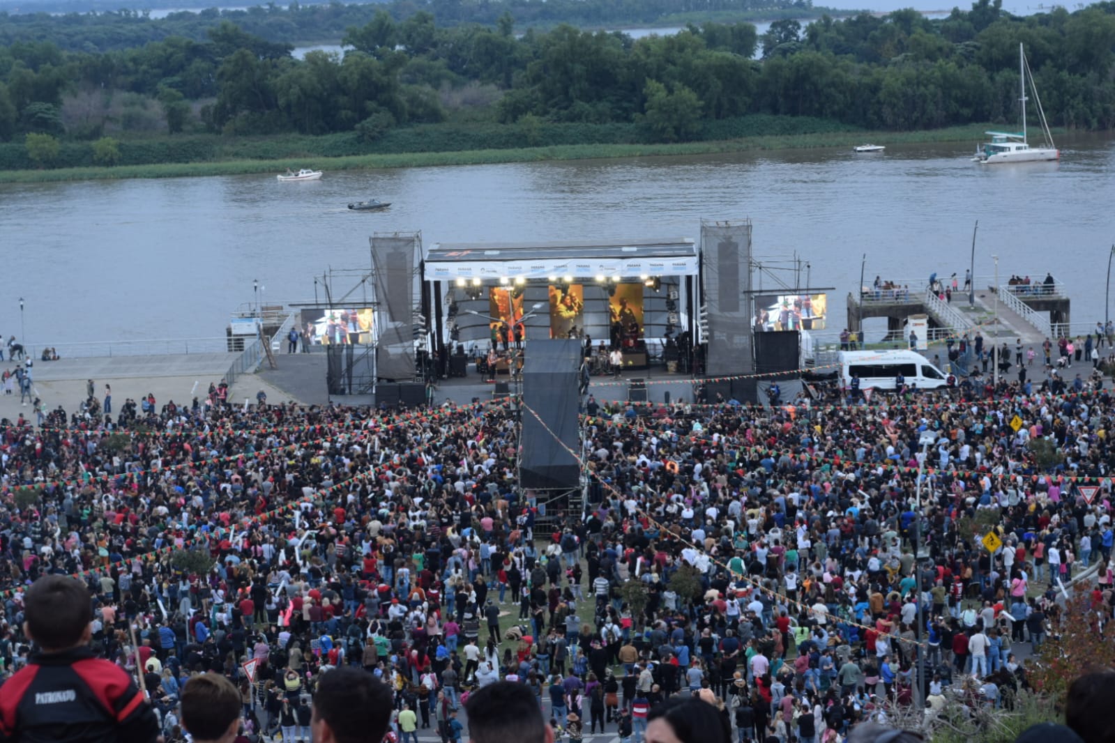 Paraná festejó sus 210 años con la choripaneada más grande del mundo y un show de los Auténticos Decadentes