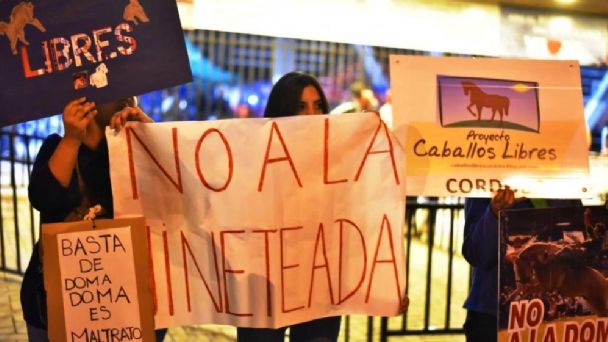 Proteccionistas marcharon para que se terminen las jineteadas en Gualeguaychú