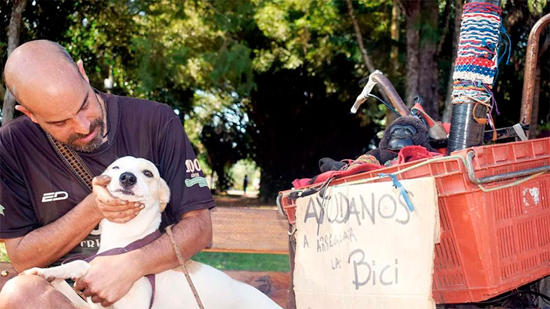 Compañeros incondicionales: un joven recorre Sudamérica en bicicleta con su perra