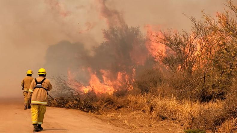 El fuego no cesa en Córdoba: Bomberos evacúan vecinos de Carlos Paz