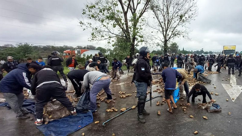 Un camión que transportaba papas volcó y vecinos saquearon parte de la mercancía