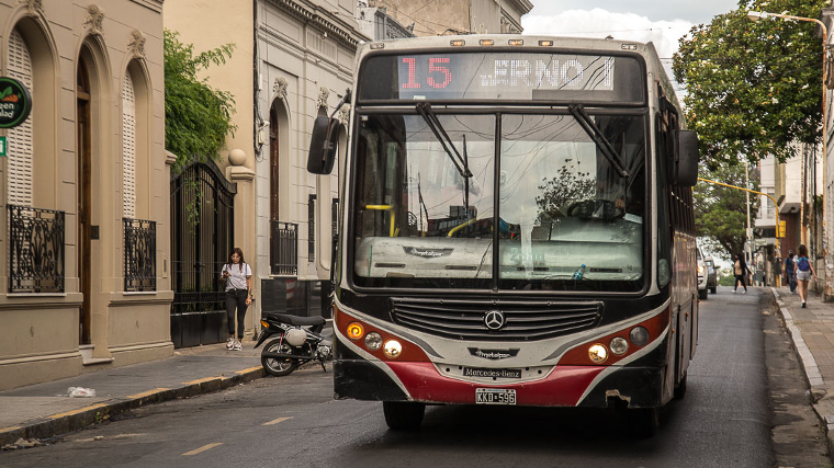 Colectivos de Paraná reducen horarios: usuarios se quedarán sin servicio durante 8 horas