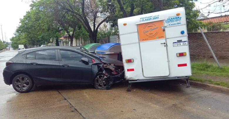 Manejaba sin seguro, chocó a un churrero y destrozó su herramienta de trabajo