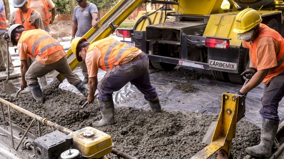 Ya arrancaron los despidos en la construcción por la decisión de Milei de parar la obra pública