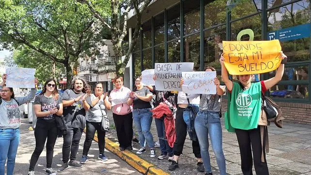 Trabajadores suplentes reclaman sueldos no depositados