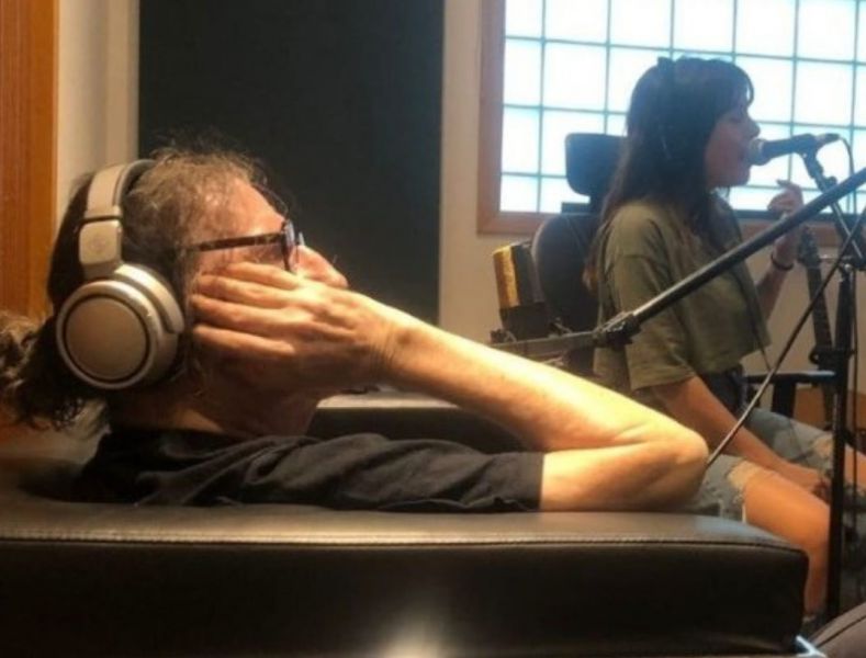 Los fans de Charly se ilusionan por una foto en el estudio