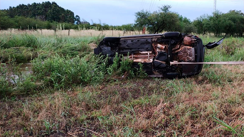 Un auto fue arrastrado por la corriente en la Ruta 14