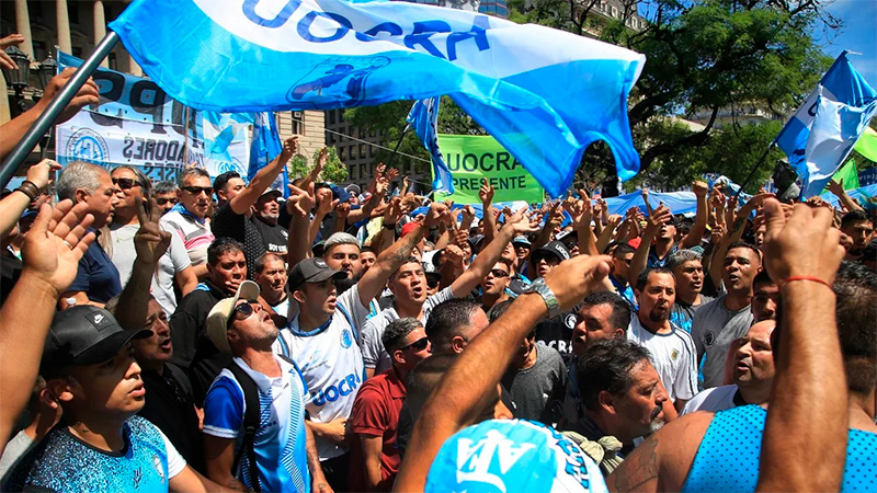 Acompañados de organizaciones sociales, la CGT marchó contra el DNU