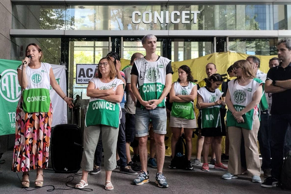 Trabajadores del Conicet realizaron un ruidazo para denunciar despidos