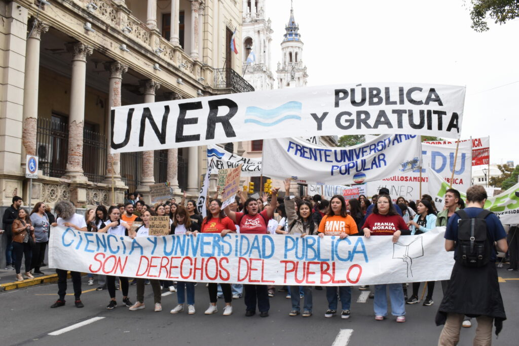 Docentes universitarios anunciaron un paro nacional de 48 Hs