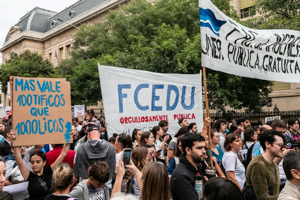 Diversos sectores se congregaron en Paraná en defensa de la educación y la salud pública