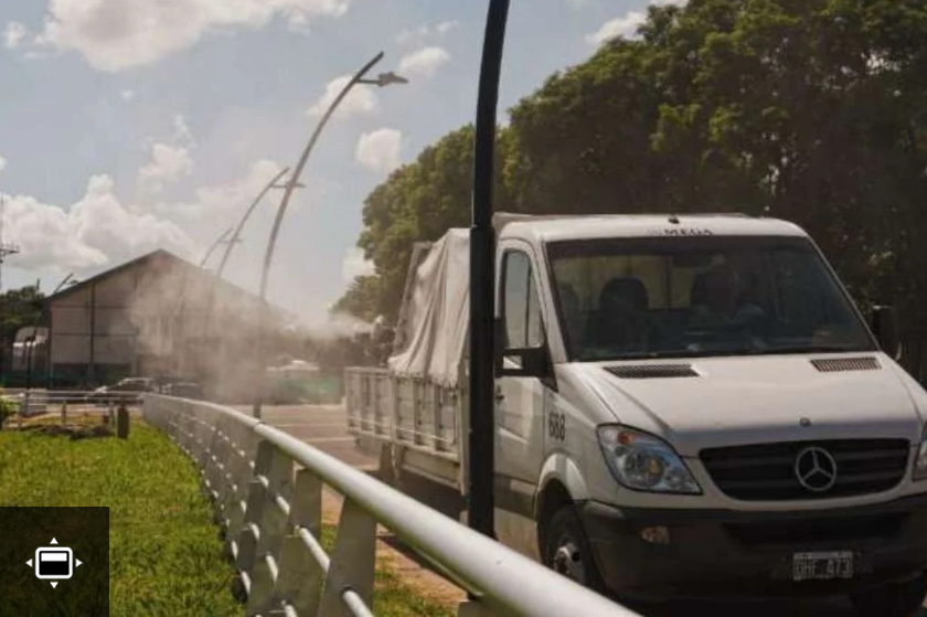 Fumigan en varias zonas de Paraná ante la invasión de mosquitos