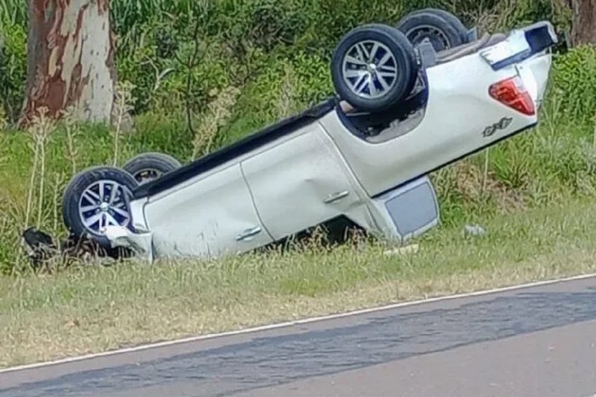 Conductor con prohibición de manejar protagonizó choque y vuelco en la Ruta 11