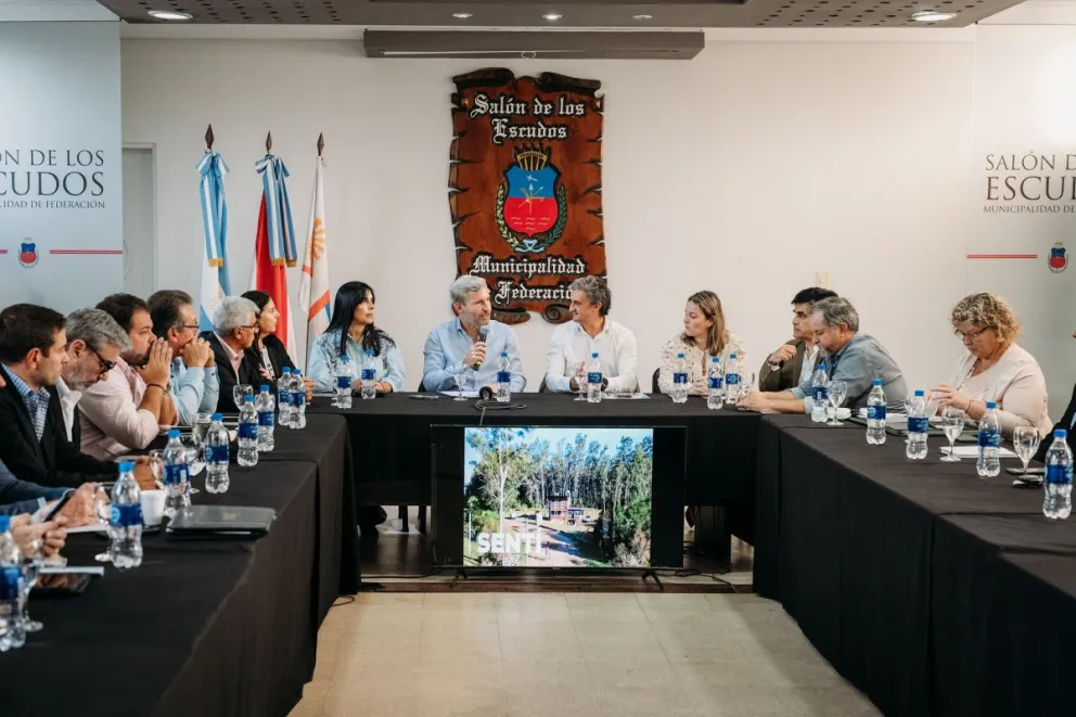 Frigerio se reunió con los gabinetes municipal y provincial en Federación