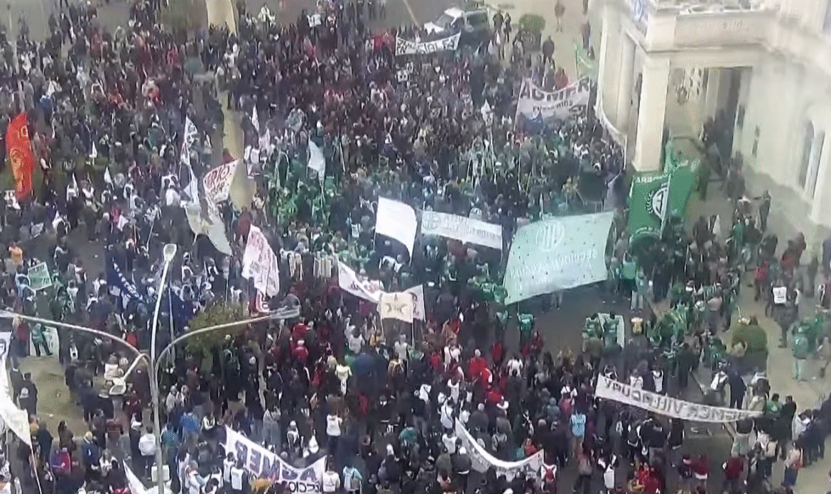 Masiva marcha de la Intersindical contra OSER