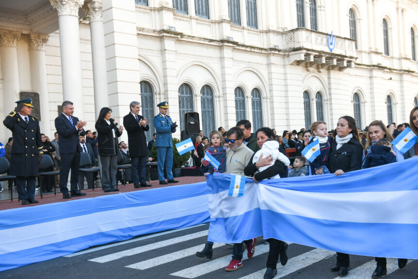 Paraná honró el Día de la Bandera en Plaza Mansilla