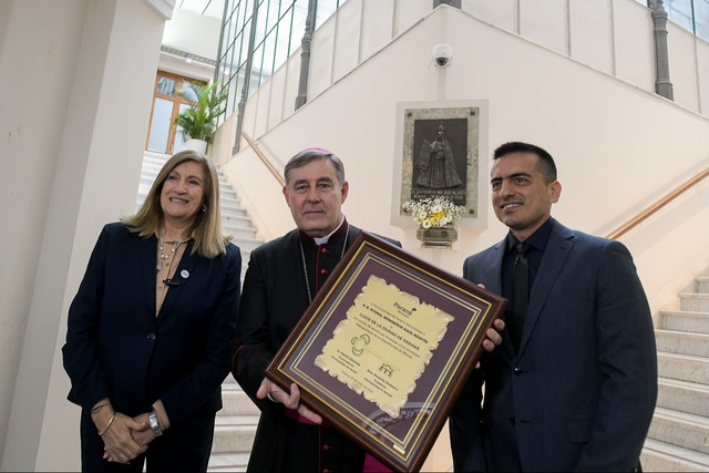 Rosario Romero entregó la Llave de la Ciudad a Raúl Martín, nuevo arzobispo de Paraná