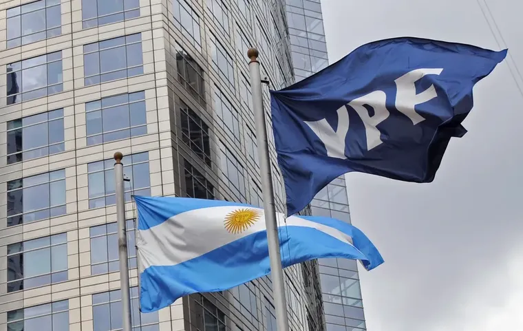 Argentina busca frenar la entrega de acciones de YPF y hará una presentación clave en la Justicia