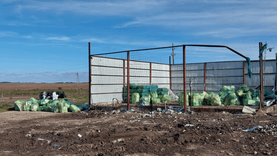 Aranguren: Clausura y multa millonaria a campo  de acopio ilegal de bidones de agroquímicos