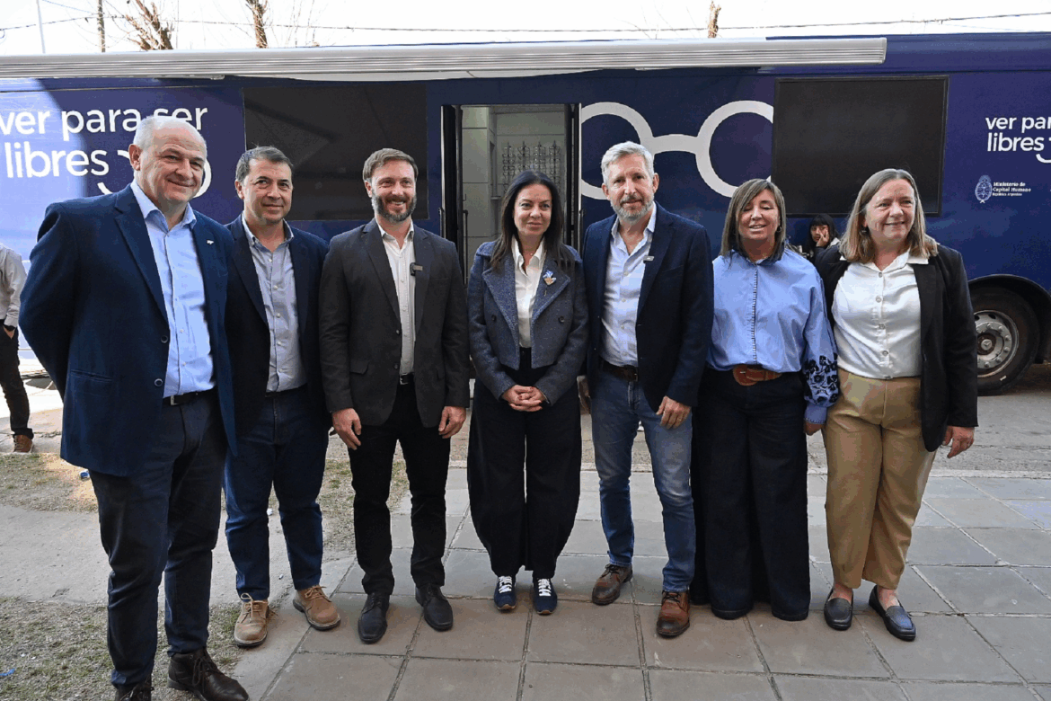 Frigerio destacó la entrega de más de 1.200 anteojos a estudiantes entrerrianos