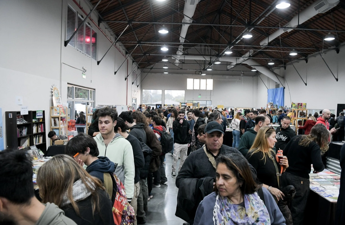 Multitudinaria Feria del Libro «Paraná Lee»