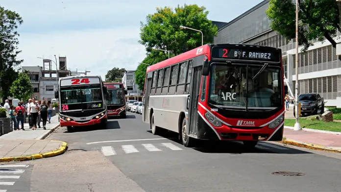 Continua el paro de colectivos en Paraná, no afecta área metropolitana