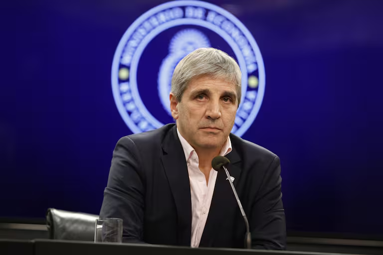 Luis Caputo anunció la privatización de rutas nacionales