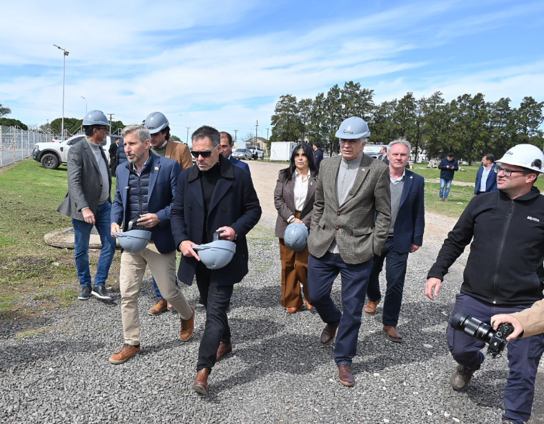 Frigerio visitó la planta avícola Calisa en Racedo