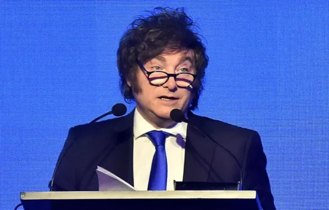 La motosierra llega al trabajo: el plan laboral del Gobierno libertario