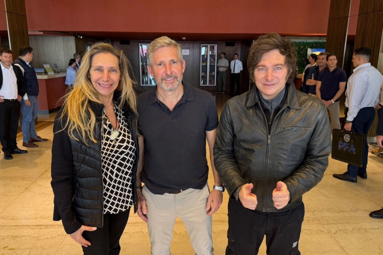 Javier Milei llegó a Paraná y fue recibido por el gobernador Rogelio Frigerio