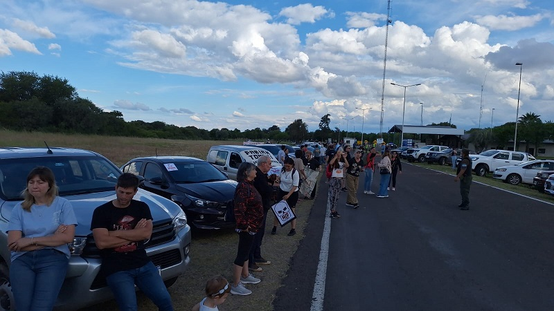 Protesta en Colón: cientos de vecinos se movilizaron al puente para rechazar la planta de HIF Global